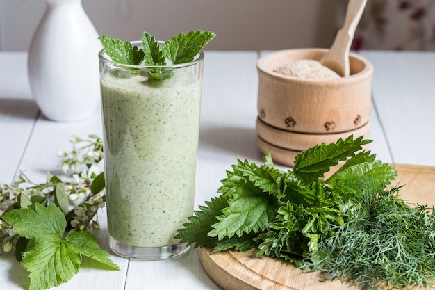 Smoothy à base de yaourt, d'ortie et d'herbes