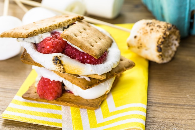 Smores au chocolat blanc et framboises fraîches.