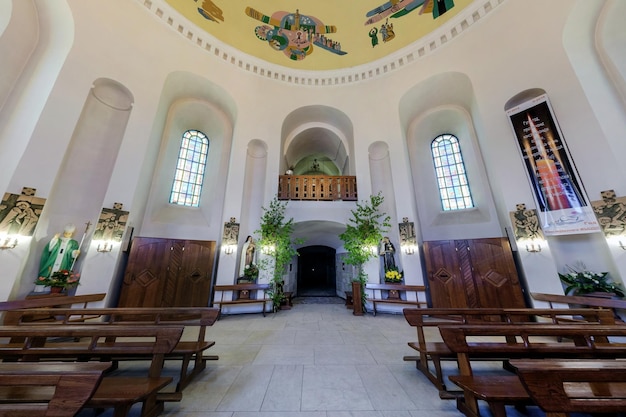 SMORGON BÉLARUS SEPTEMBRE 2017 intérieur et dôme et regardant jusqu'au plafond d'une ancienne église baroque catholique