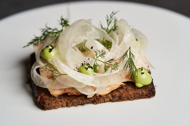 Smorrebrod avec poulet frit, fenouil et estragon. Rôti au poulet grillé