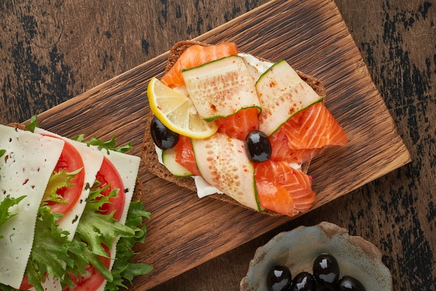 Smorrebrod - sandwichs danois traditionnels. Pain de seigle noir au saumon