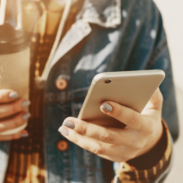 SMS de jeune femme marchant dans une rue