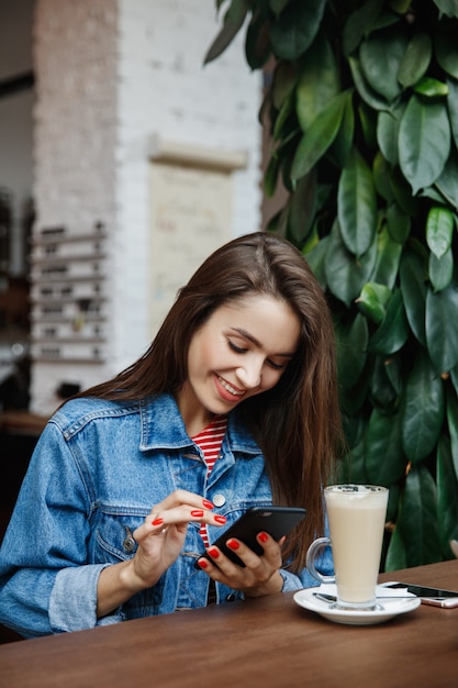 SMS de jeune femme sur un smartphone