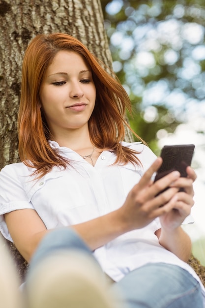 SMS de jolie rousse sur son téléphone