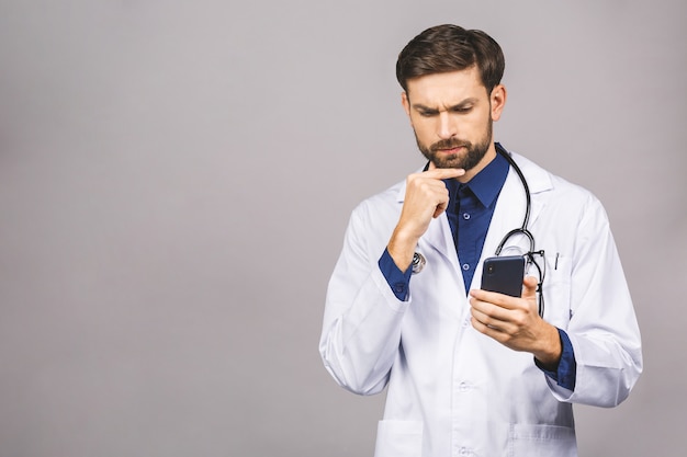 SMS sérieux médecin sur un téléphone intelligent