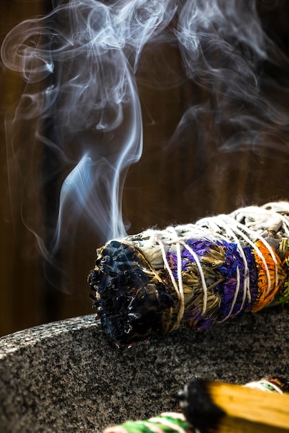 Smudge Ritual Burning Sage Stick Méditation spirituelle et rituel de yoga