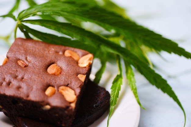 Snack alimentaire au cannabis pour des brownies avec de l'herbe à la feuille de marijuana