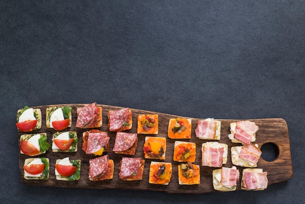 Snack antipasti traditionnel sur planche de bois