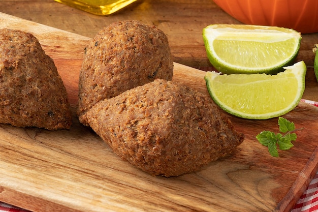 Snack arabe typique connu sous le nom de kibbeh