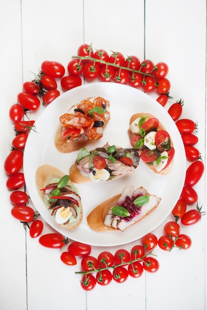 Photo snack sur une assiette blanche