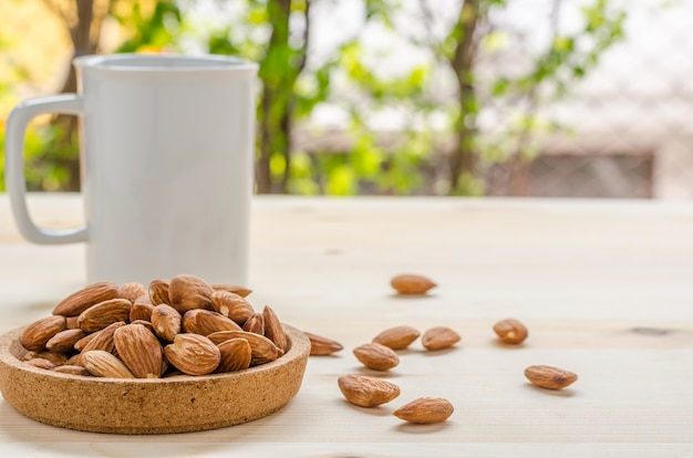 Snack Aux Amandes Sur Une Table En Bois