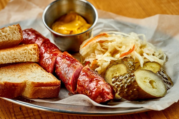 Snack-bière allemande saucisse grillée avec choucroute et sauce Closeup selective focus