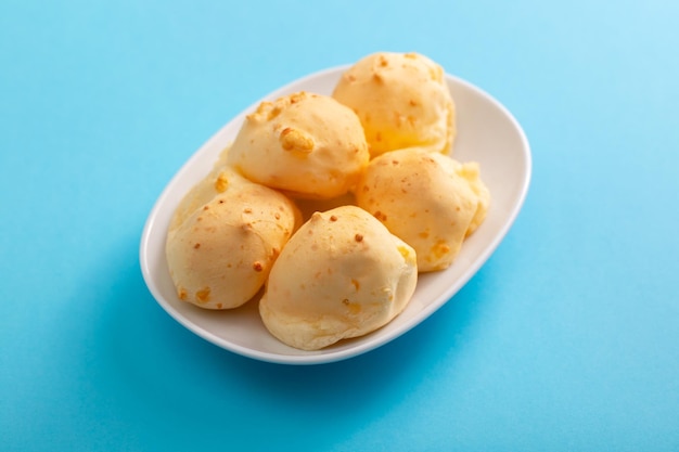 Snack-brésilien pain au fromage pao de queijo sur plat blanc