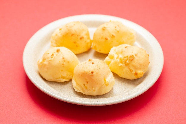 Snack-brésilien pain au fromage pao de queijo sur plat blanc