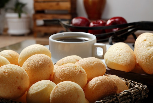 Snack brésilien, pain au fromage traditionnel du Minas Gerais - pao de queijo