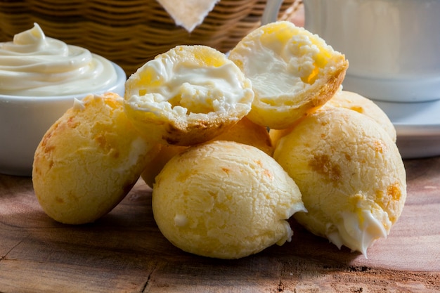 Snack brésilien, pain au fromage traditionnel du Minas Gerais - pao de queijo