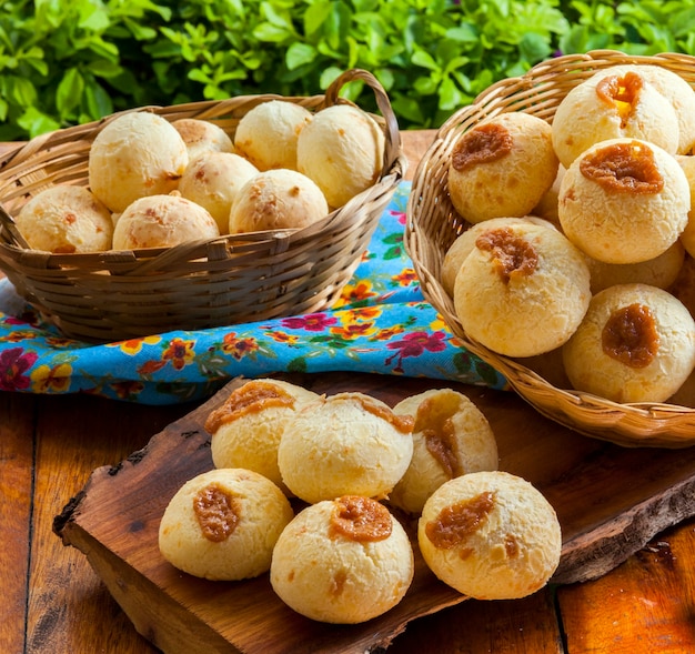 Snack brésilien, pain au fromage traditionnel du Minas Gerais - pao de queijo