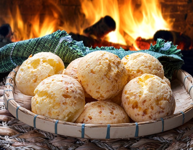 Snack brésilien, pain au fromage traditionnel du Minas Gerais - pao de queijo