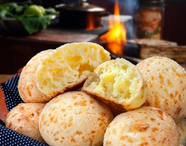 Snack brésilien, pain au fromage traditionnel du Minas Gerais - pao de queijo