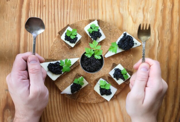 Snack caviar noir sur fond marron en bois