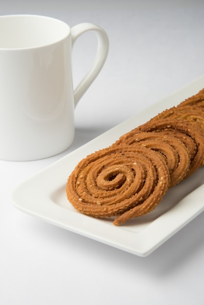 Photo snack chakli indien ou chakali fabriqué à partir de portions frites d'une pâte de farine de lentilles, de collations diwali ou de nourriture