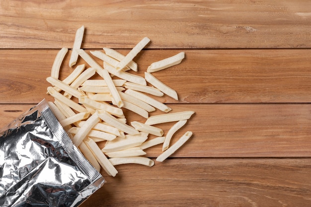 snack chips de pommes de terre sur le fond de la table en bois