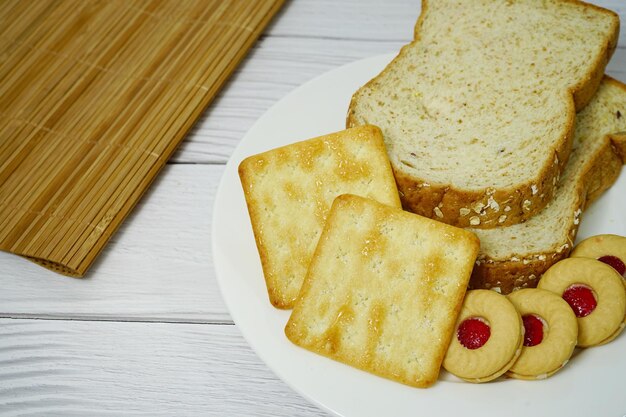 Snack cookies image sur fond de bois blanc