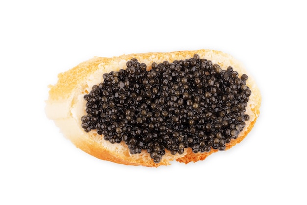 Snack avec du caviar noir isolé sur fond blanc