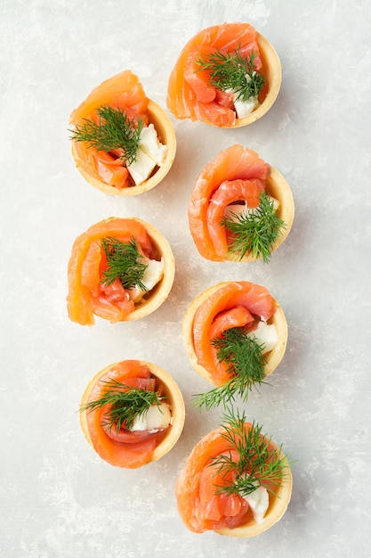 Snack avec du poisson rouge sur une table lumineuse Snack festif Menu pour la table de fête Vue d'en haut