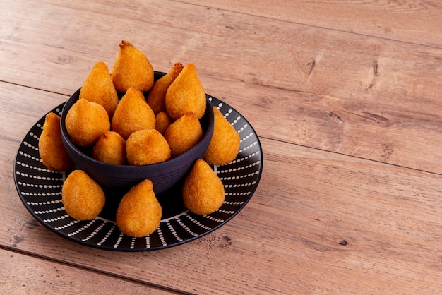 Snack frit brésilien traditionnel à base de poulet connu sous le nom de "coxinha"