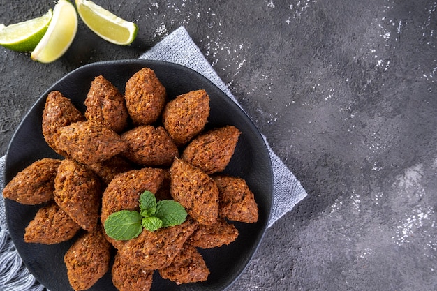 Snack frit traditionnel arabe à base de blé et farci de viande hachée. Quibé.