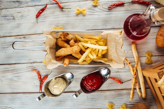 Snack frites et sauces au poulet frit