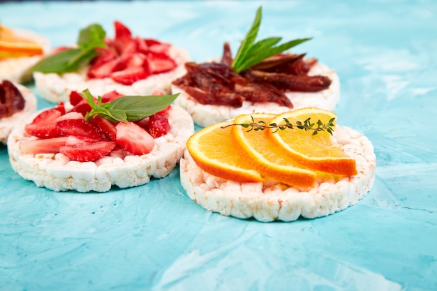 Snack avec des galettes de riz et des fruits frais