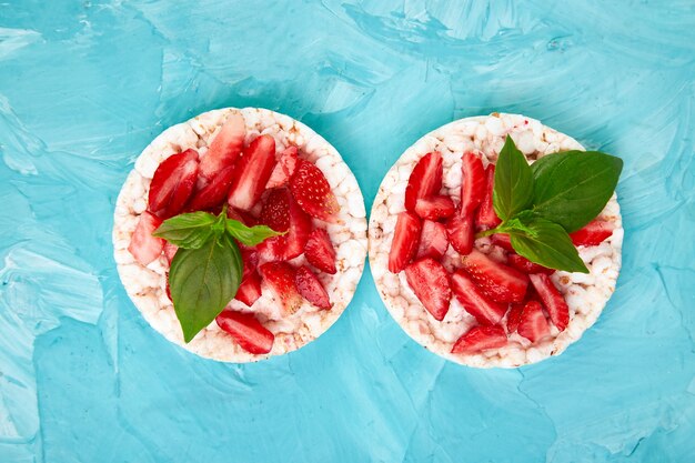 Snack avec des galettes de riz et des fruits frais