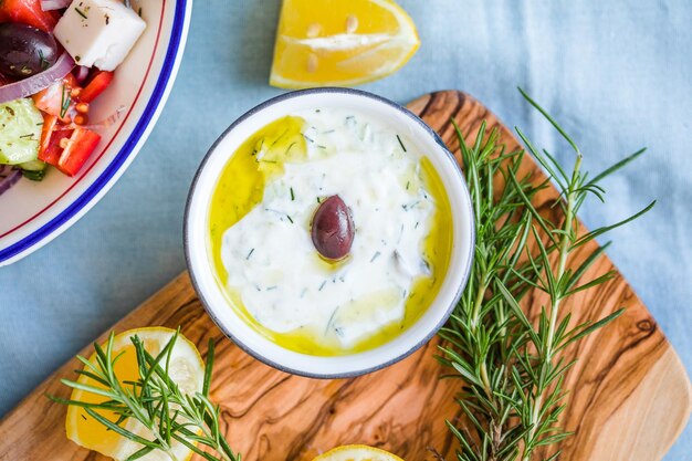 Snack grec typique composé de sauce tzatziki avec des olives de concombre et du pain