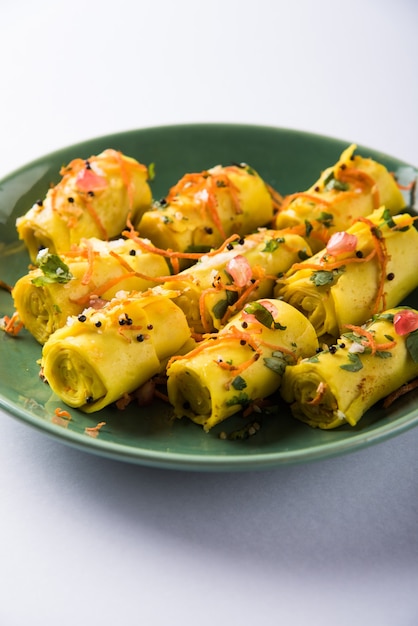 Snack indien à la farine de gramme appelé Khandvi ou suralichya vadya, mise au point sélective