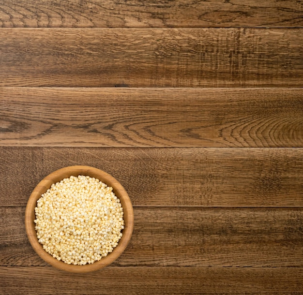 Snack de millet soufflé dans un bol rond en bois avec copyspace.