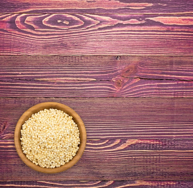 Snack de millet soufflé dans un bol rond en bois avec copyspace.