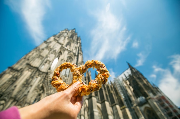 Snack moelleux au bretzel devant la cathédrale de Cologne