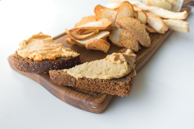 Snack moldave Fasolita, purée de haricots aux oignons caramélisés.