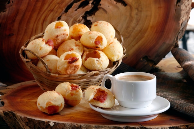 Snack-pain au fromage brésilien farci au pepperoni et une tasse de café