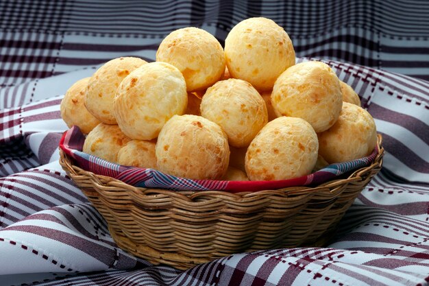 Snack-pain au fromage brésilien, pao de queijo