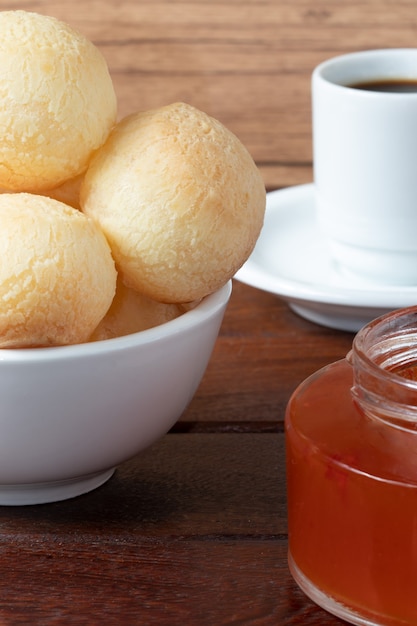 Snack-pain au fromage typique brésilien pao de queijo avec gelée