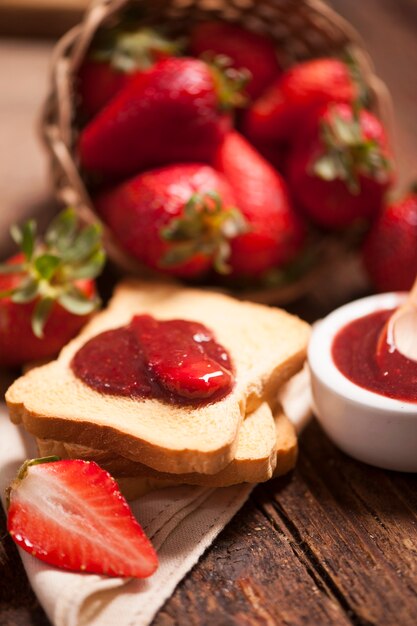 Snack de pain grillé avec confiture de fraises maison