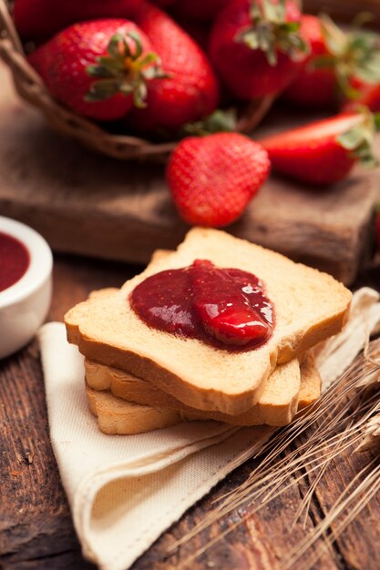 Snack de pain grillé avec confiture de fraises