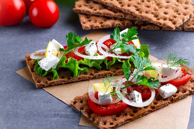 Snack Pain et remise en forme manger avec des légumes