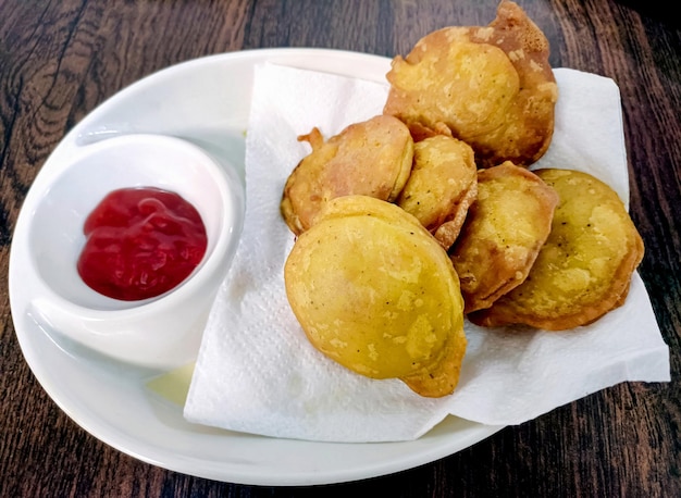 Snack-pakora indien avec sauce sur fond de bois avec espace de copie