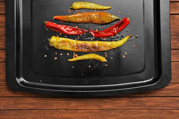 Snack de poivre aux épices sur la vue de dessus de la casserole