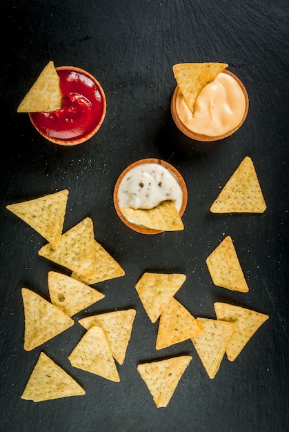 Snack pour la fête, frites, nachos avec sauces