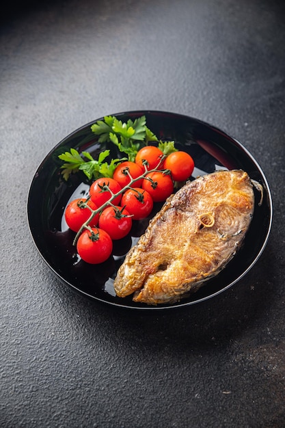 Snack-repas de steak de poisson frit à la carpe sur la table copie espace fond alimentaire régime pescetarien rustique